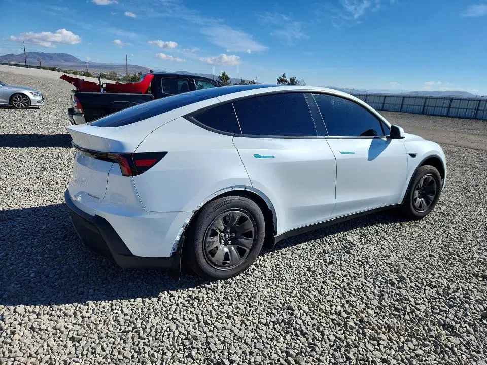2026 Tesla Model Y VIN 7SAYGDEE8TA636388 фото 3