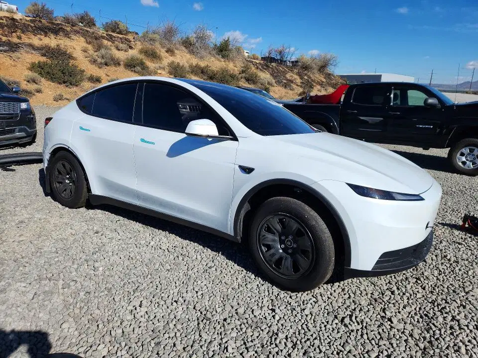 2026 Tesla Model Y VIN 7SAYGDEE8TA636388 фото 4