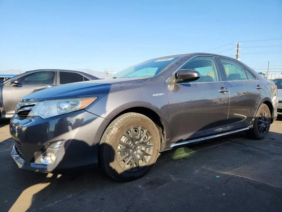 4T1BD1FK8EU137436 — 2014 Toyota Camry Hybrid, Мелкие вмятины и царапины, фото до ремонта
