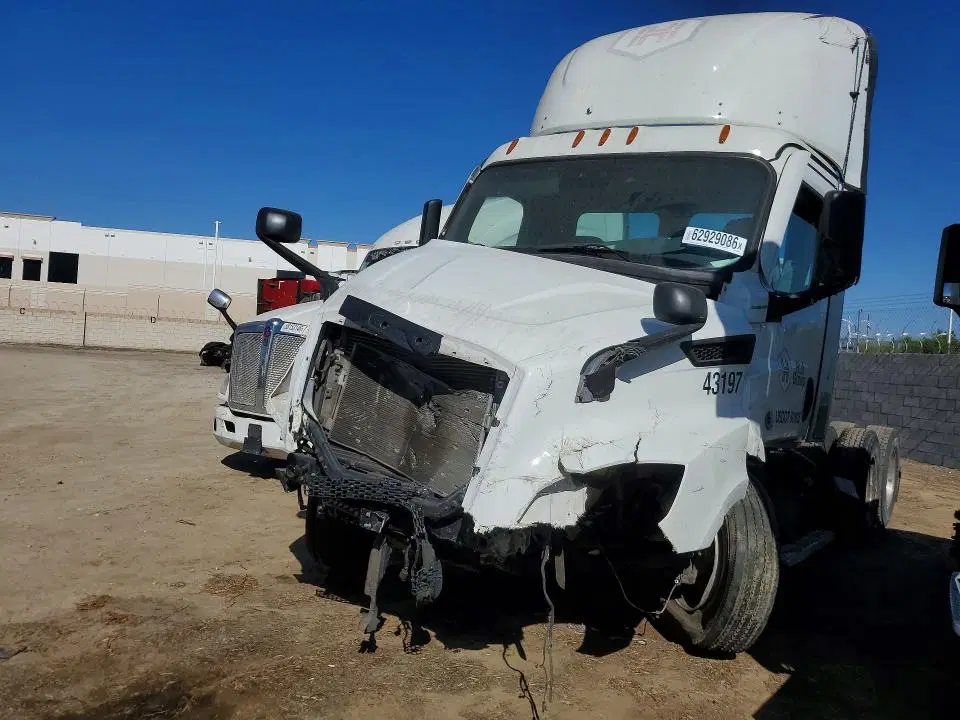 1FUJHTDV4PLNY5039 — 2023 Freightliner Cascadia 116, Повреждения со всех сторон, фото до ремонта