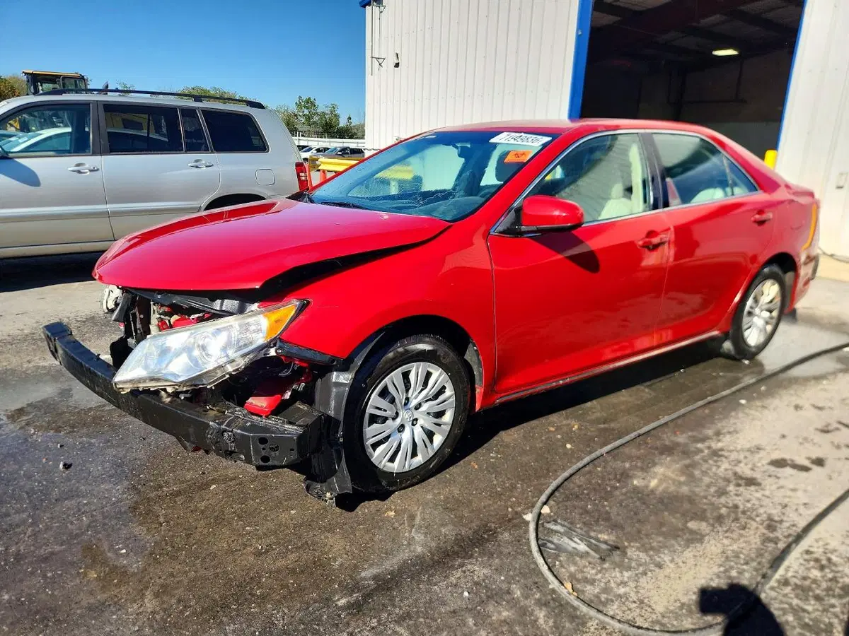 4T1BF1FK7EU812252 — 2014 Toyota Camry, передняя часть, фото до ремонта
