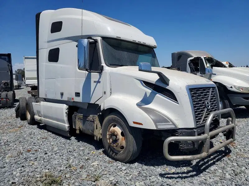 4V4NC9EJ1NN305993 — 2022 Volvo VN, Передняя часть, фото до ремонта