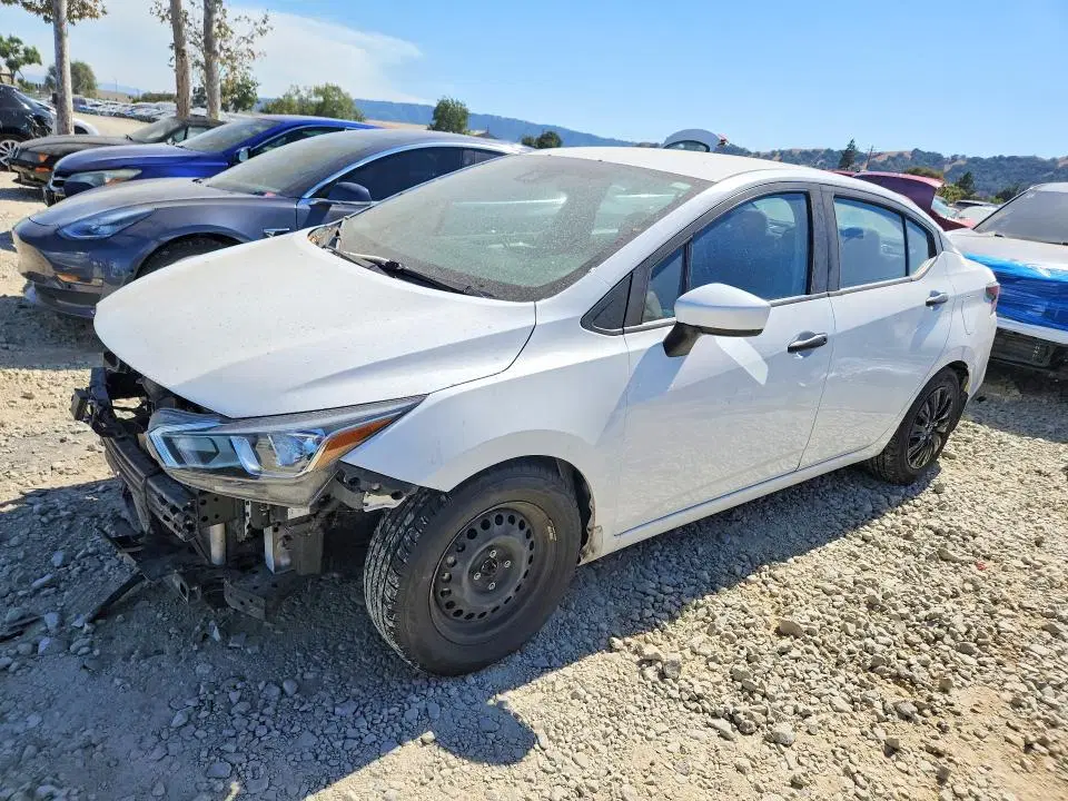 3N1CN8DV9LL903602 — 2020 Nissan Versa, Front End, фото до ремонта
