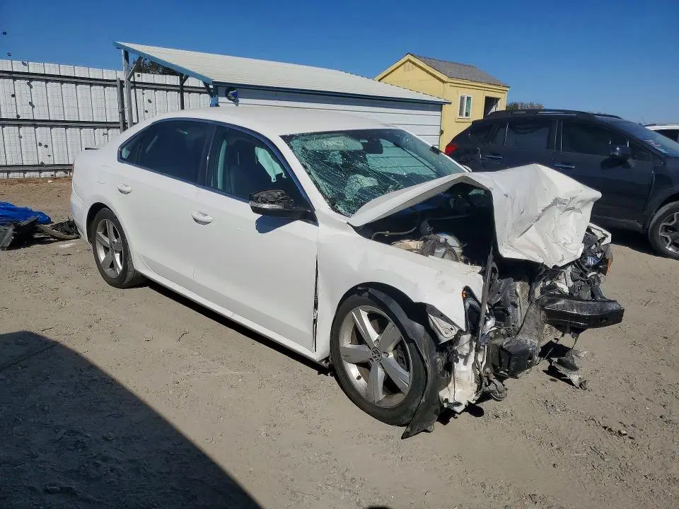 2015 Volkswagen Passat VIN 1VWBV7A32FC040855 фото 4
