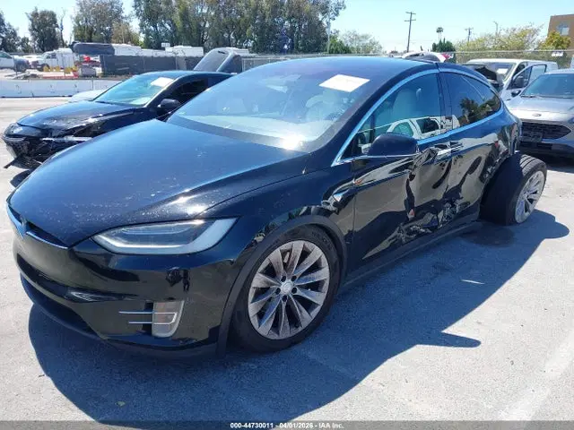 2017 Tesla Model X 100d/75d/90d VIN 5YJXCAE25HF055739 фото 2