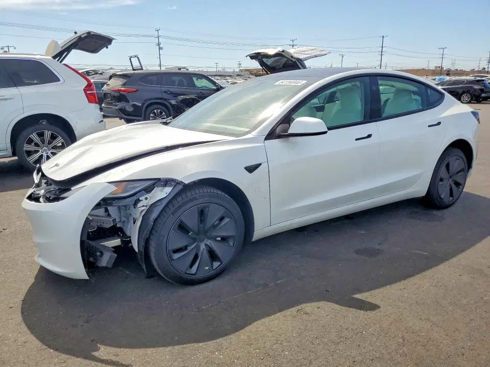 5YJ3E1EA2TF121141 — 2026 Tesla Model 3, Передняя часть, фото до ремонта