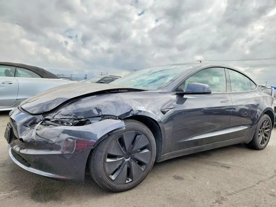 5YJ3E1EA1SF050349 — 2025 Tesla Model 3, Передняя часть, фото до ремонта