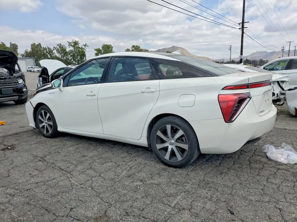 2016 Toyota Mirai VIN JTDBVRBD3GA000819 фото 2
