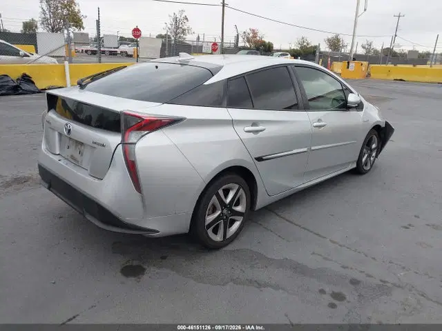 2016 Toyota Prius Three Touring VIN JTDKARFU6G3013459 фото 4