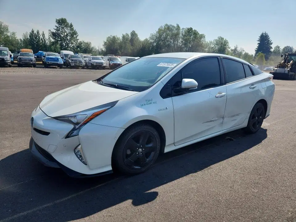 JTDKARFU5H3537901 — 2017 Toyota Prius, Боковая часть, фото до ремонта
