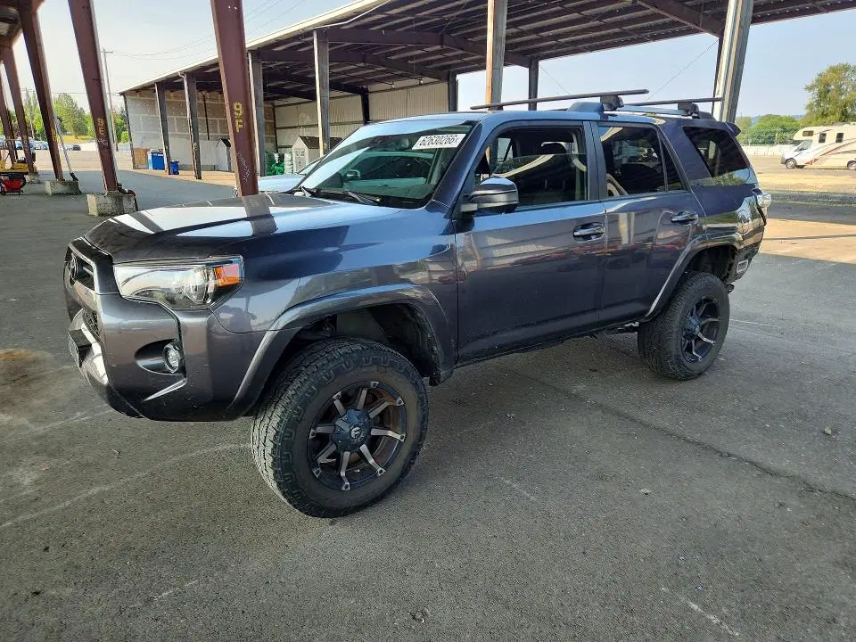 JTEMU5JR6M5902740 — 2021 Toyota 4RUNNER, Боковая часть, фото до ремонта