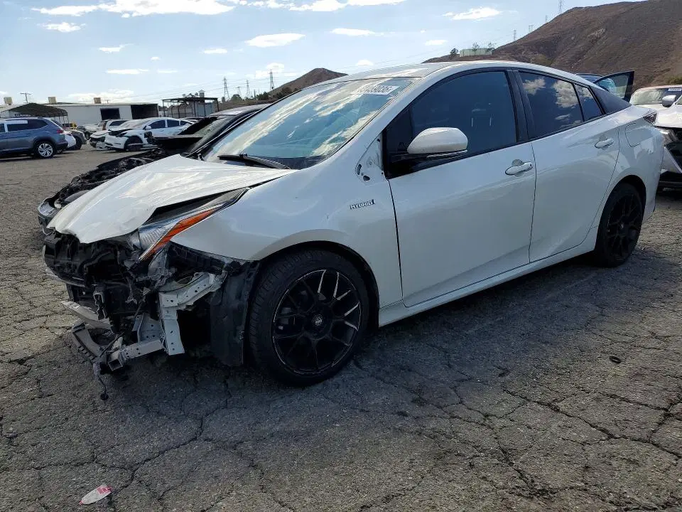 JTDKARFU6G3010027 — 2016 Toyota Prius, Передняя часть (Front End), фото до ремонта