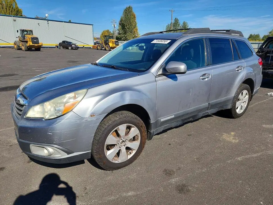 4S4BRBGC8A3333066 — 2010 Subaru Outback, REAR END, фото до ремонта
