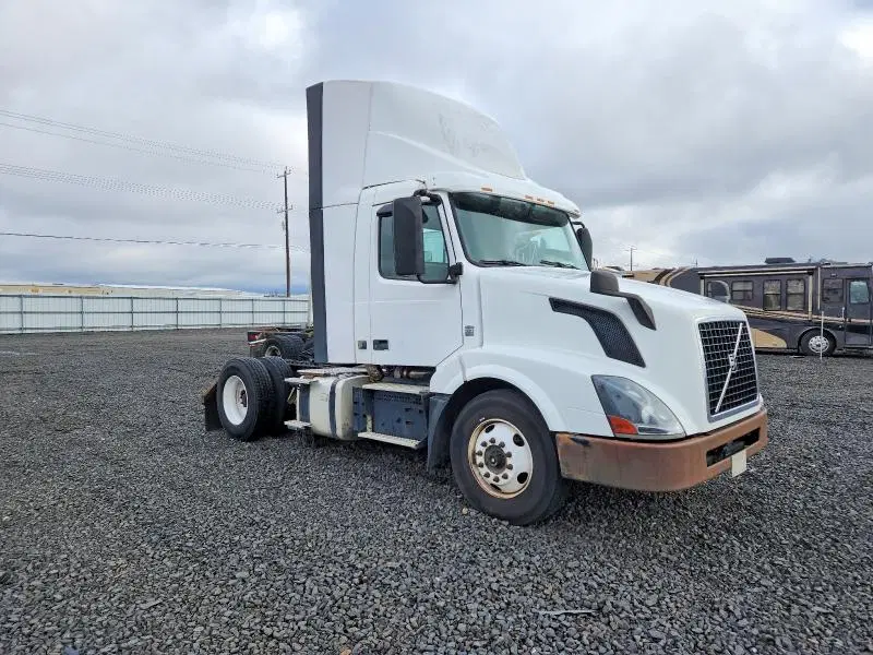 4V4N39EH7JN987933 — 2018 Volvo VN VNL, Естественный износ, фото до ремонта