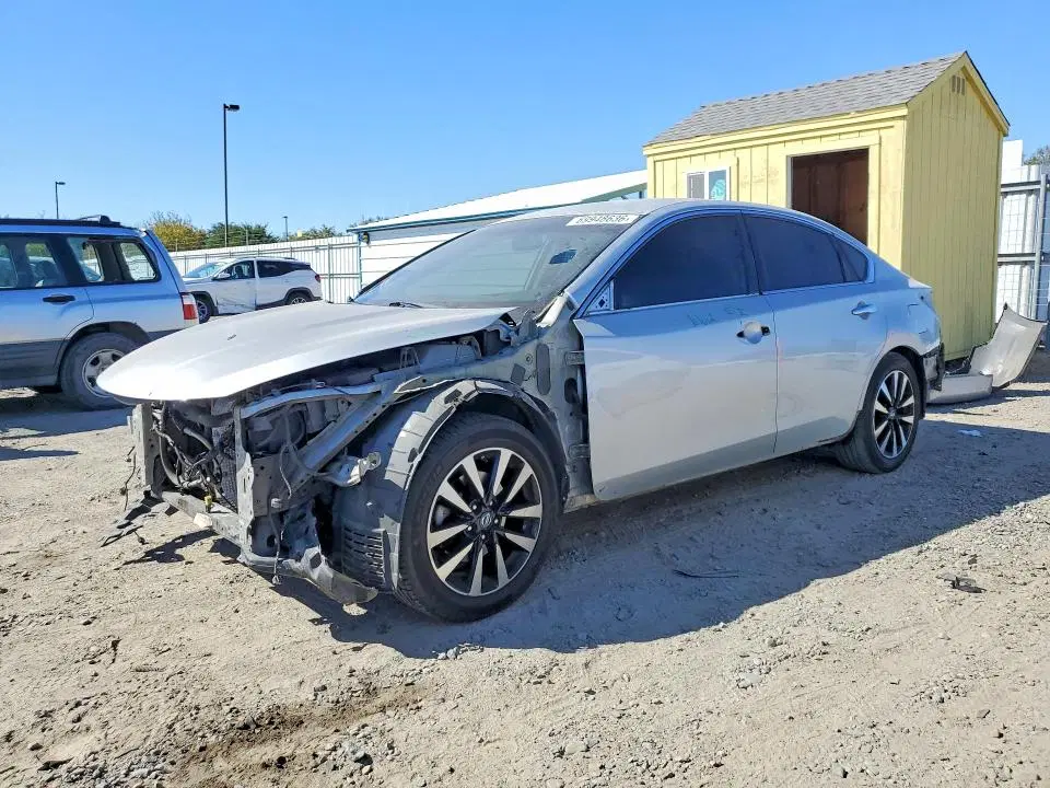 1N4AL3AP7JC213090 — 2018 Nissan Altima, Передняя часть, фото до ремонта
