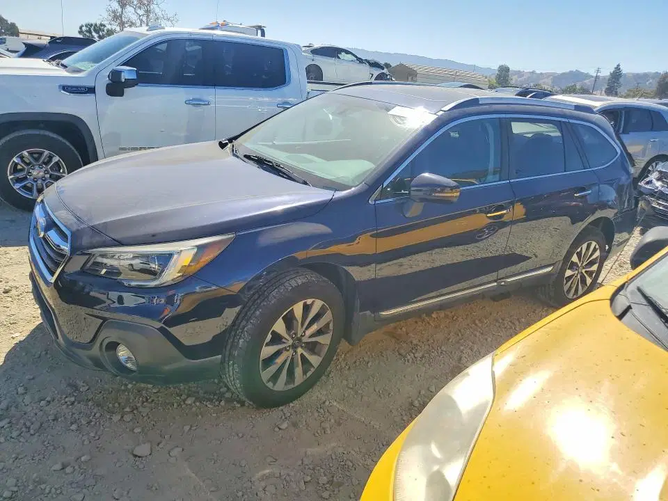 4S4BSATC8J3202577 — 2018 Subaru Outback, Задняя часть, фото до ремонта