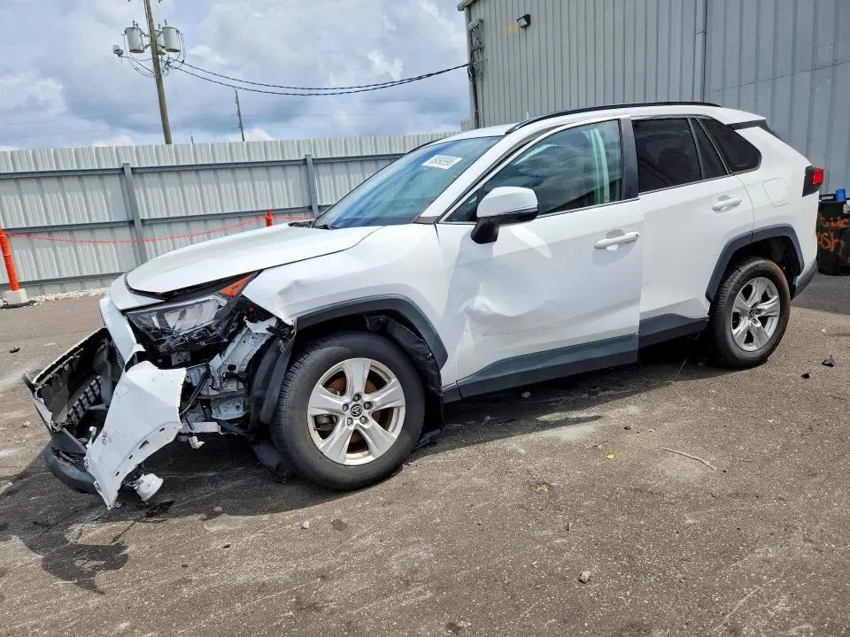 2T3W1RFV3MC142747 — 2021 Toyota RAV4, Передняя часть, фото до ремонта