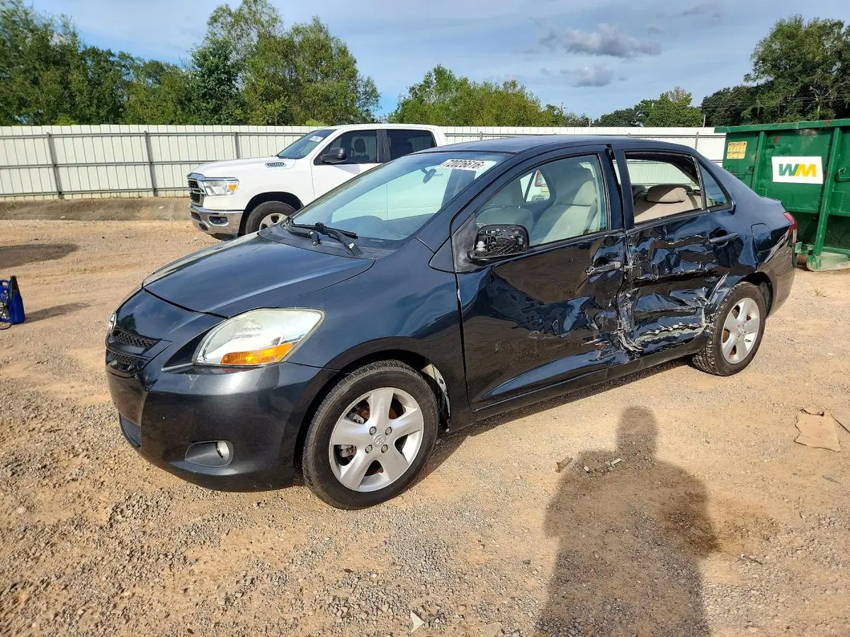 JTDBT923284028656 — 2008 Toyota Yaris, Сторона, фото до ремонта