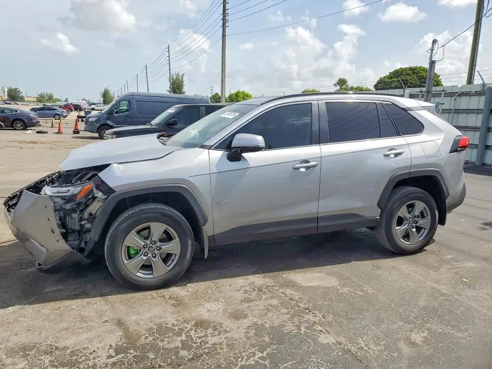2T3W1RFV0PW272214 — 2023 Toyota RAV4, Передняя часть, фото до ремонта