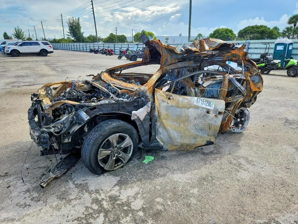 2T3W1RFV9RW360908 — 2024 Toyota RAV4, Пожар (Burn), фото до ремонта