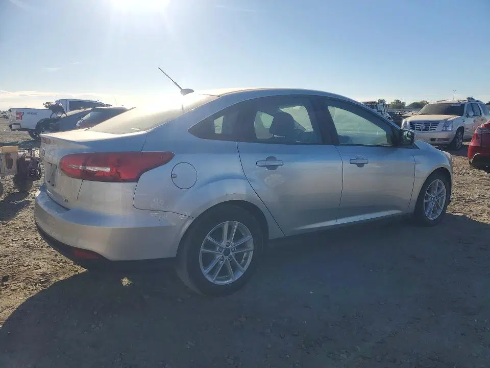 2017 Ford Focus VIN 1FADP3F27HL296433 фото 3
