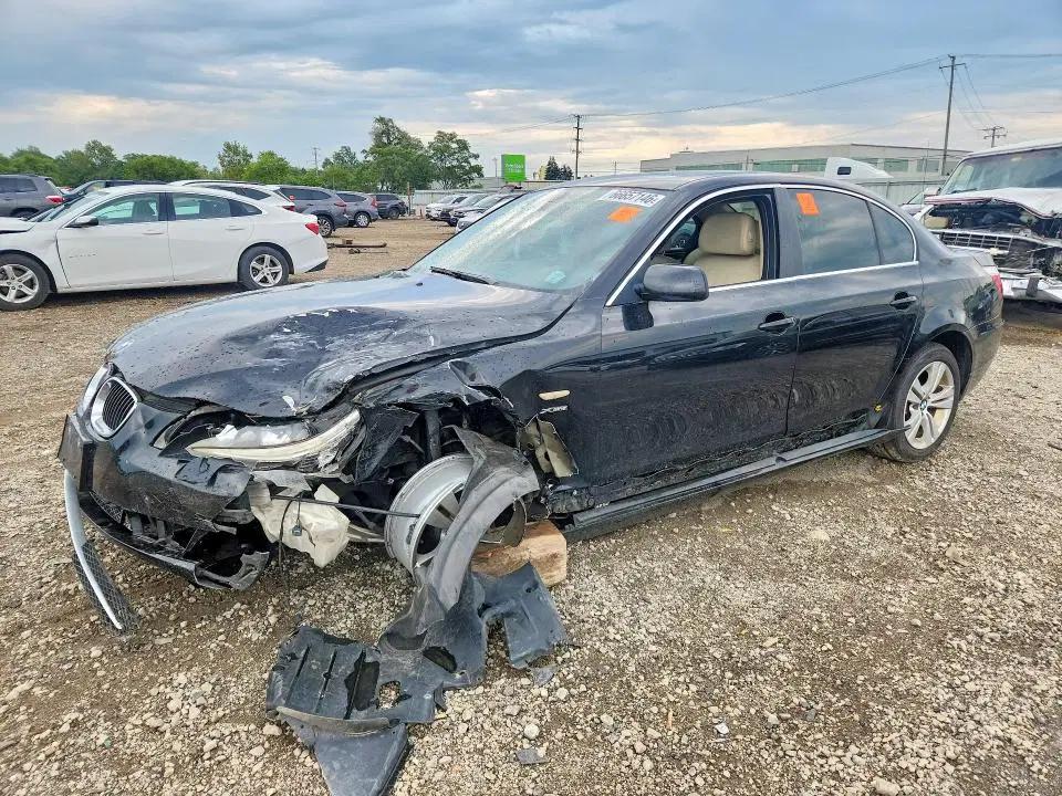 WBANV1C59AC156555 — 2010 BMW 528, передняя часть, фото до ремонта