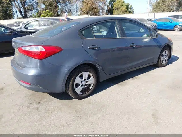 2016 KIA FORTE LX VIN KNAFK4A65G5559536 фото 4
