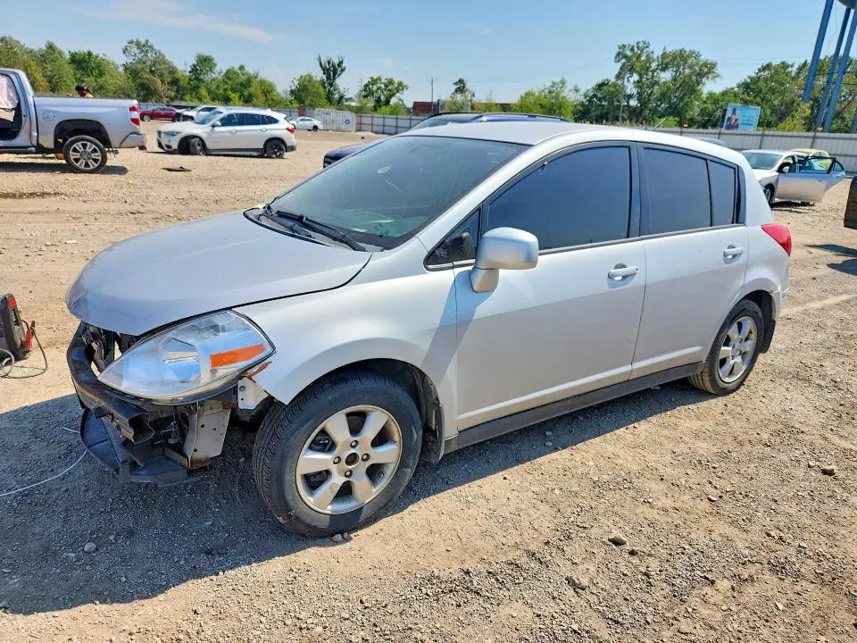 3N1BC13E37L425385 — 2007 Nissan Versa, Передняя часть, фото до ремонта