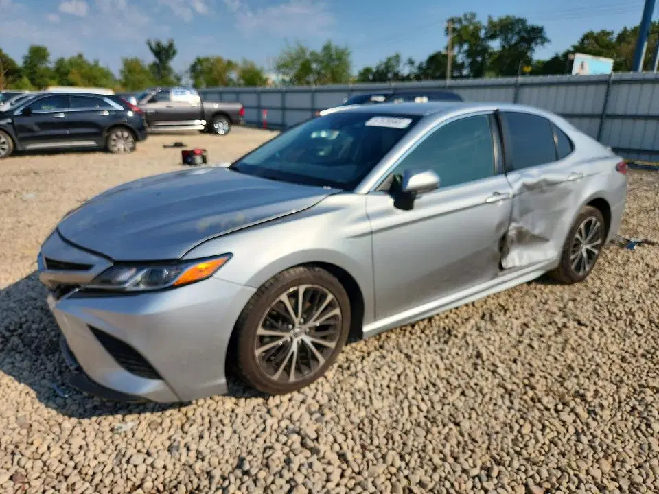 JTNB11HK0J3011545 — 2018 Toyota Camry, Передняя часть, фото до ремонта