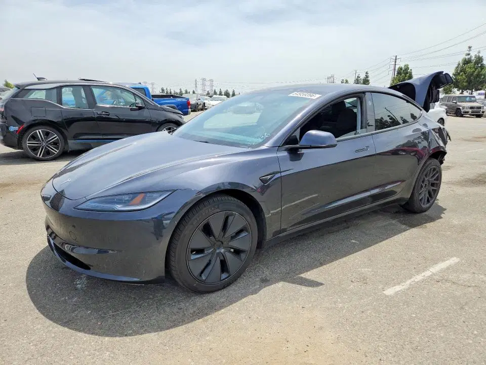 5YJ3E1EA4SF043590 — 2025 Tesla Model 3, Задняя часть (Rear End), фото до ремонта