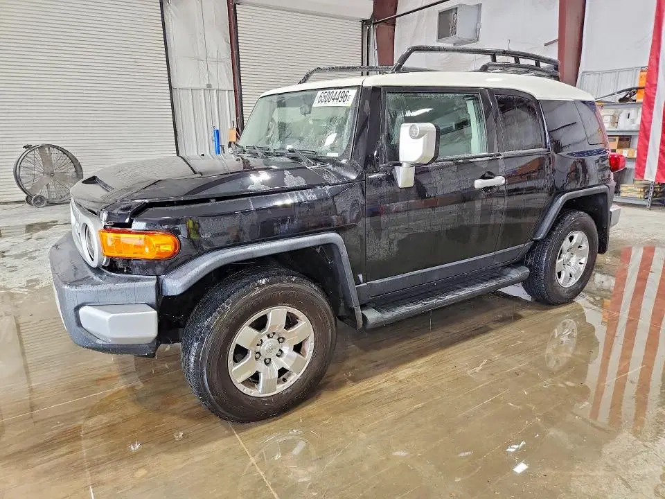 JTEZU11F170012362 — 2007 Toyota FJ Cruiser, Передняя часть, фото до ремонта