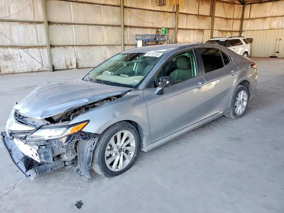 4T1C11AK1NU648376 — 2022 Toyota Camry, передняя часть, фото до ремонта