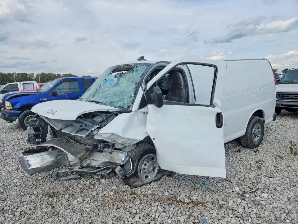 1GCWGAFPXN1142843 — 2022 Chevrolet Express G2500, Передняя часть, фото до ремонта