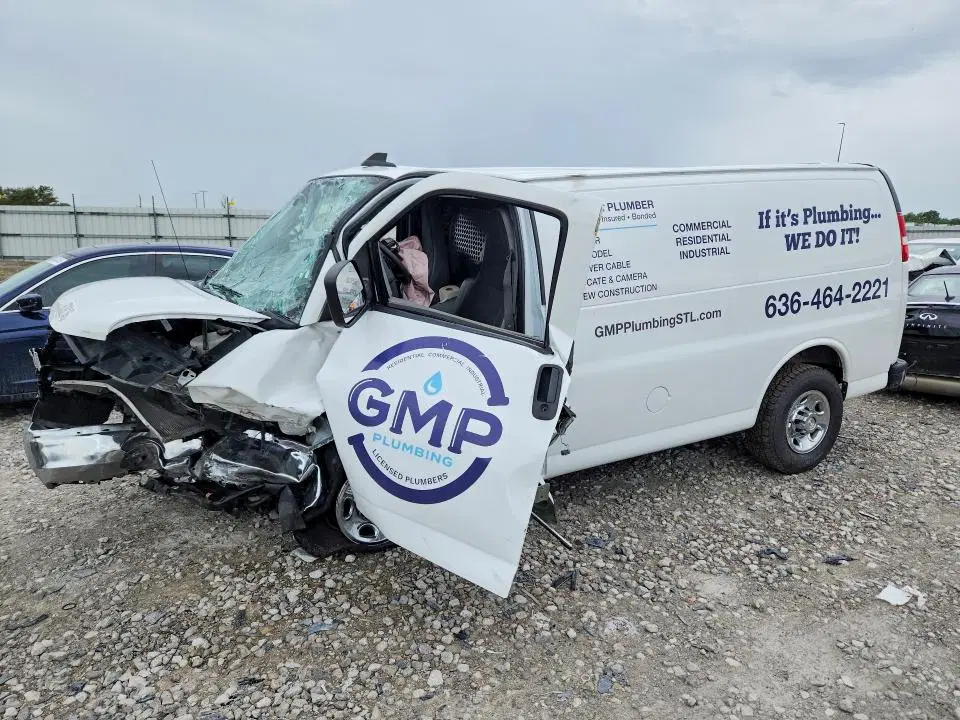 1GCWGAFPXN1142843 — 2022 Chevrolet Express G2500, передняя часть, фото до ремонта