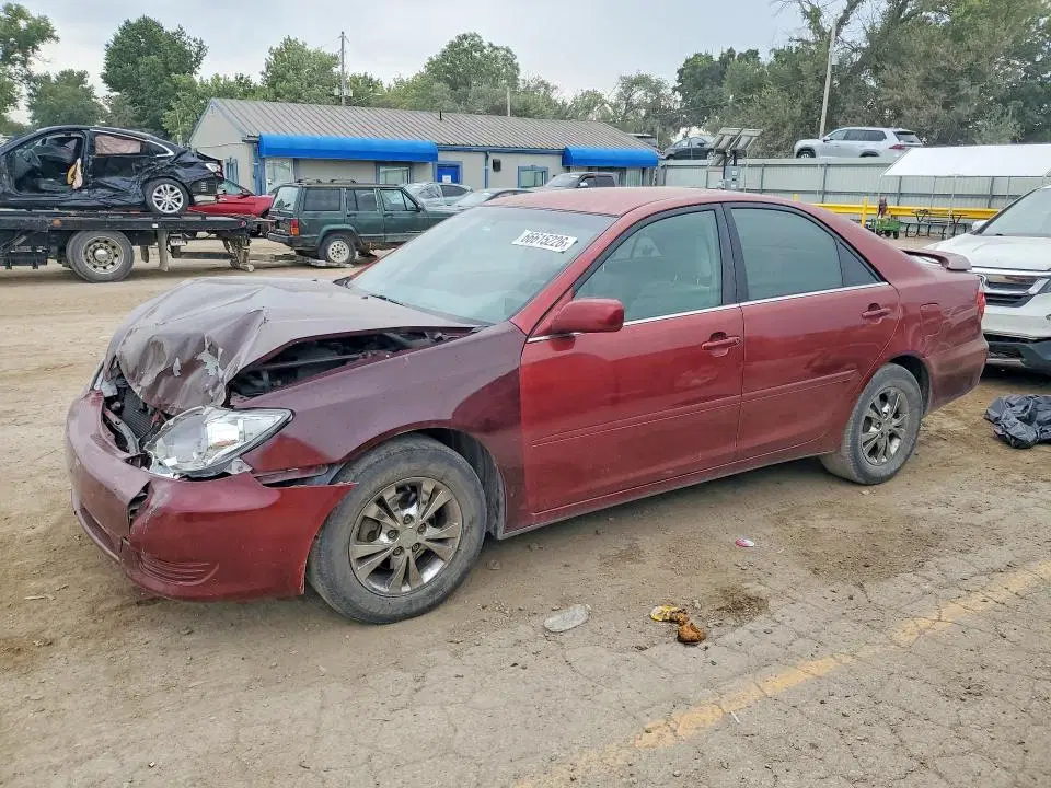 4T1BE32K45U025635 — 2005 Toyota Camry, Передняя часть, фото до ремонта