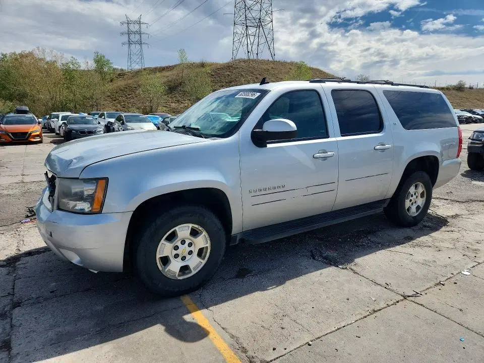1GNSKJE70ER121801 — 2014 Chevrolet Suburban, передняя часть, фото до ремонта