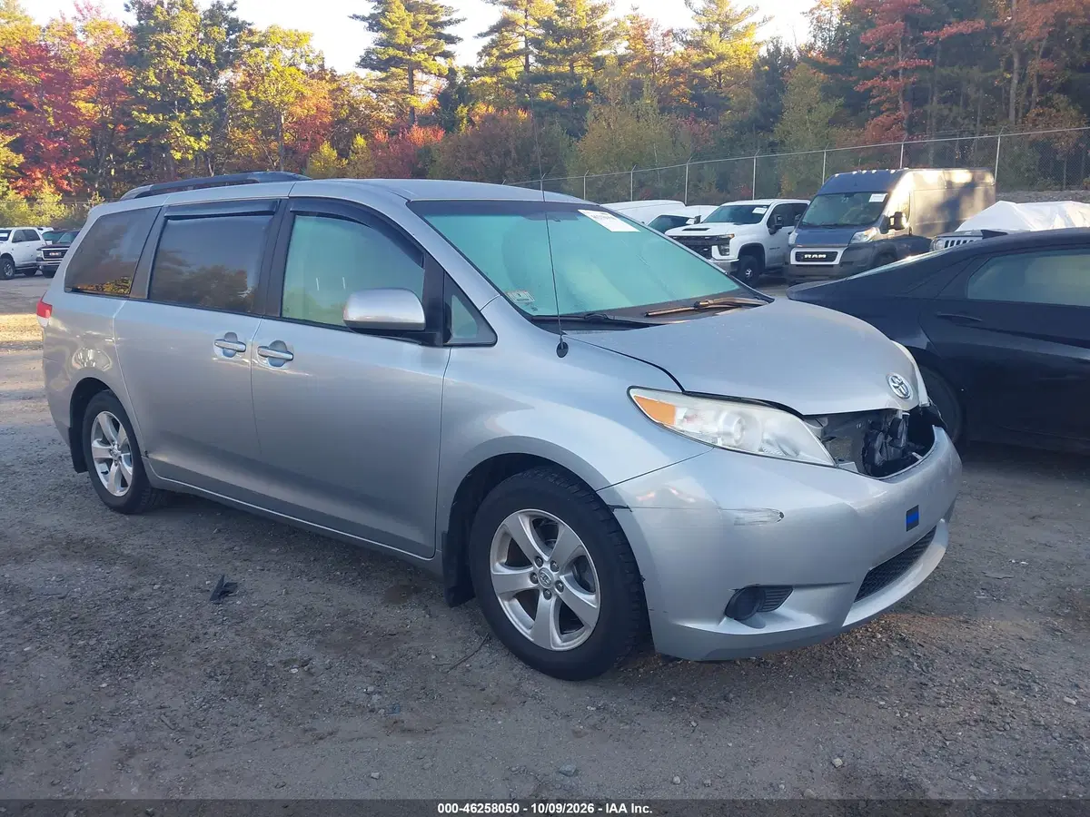 5TDKK3DC5ES524774 — 2014 Toyota Sienna, Передняя часть, фото до ремонта
