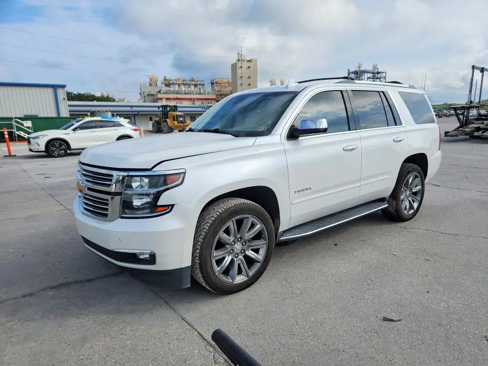 1GNSCCKC7HR351723 — 2017 Chevrolet Tahoe, Боковая часть, фото до ремонта