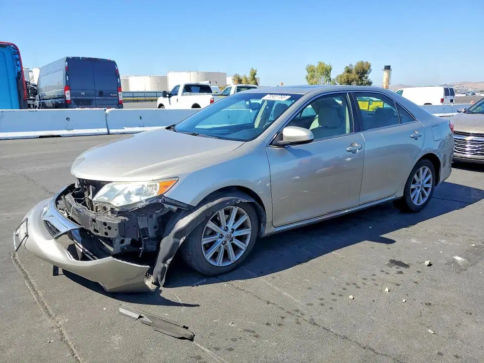 4T4BF1FK2ER401752 — 2014 Toyota Camry, передняя часть, фото до ремонта