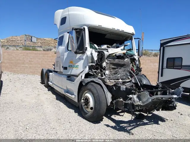 4V4NC9EH5NN298706 — 2022 Volvo VNL, Передняя часть (Front & Rear), фото до ремонта