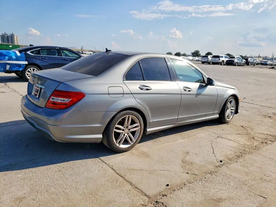 2012 MERCEDES-BENZ C VIN WDDGF4HB9CA621977 фото 3