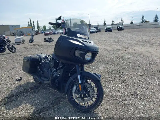 56KLCDRRXL3387019 — 2020 Indian Motorcycle Co. Challenger Dark Horse, передняя часть, фото до ремонта