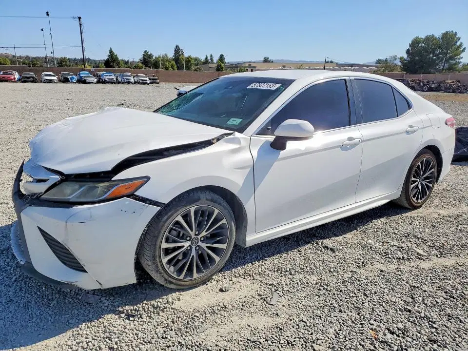4T1B11HKXJU099398 — 2018 Toyota Camry, передняя часть, фото до ремонта