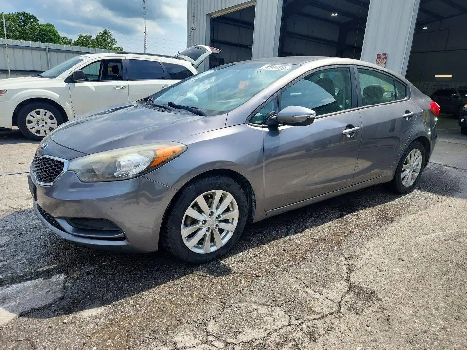 KNAFX4A6XG5508843 — 2016 Kia Forte, Град, фото до ремонта