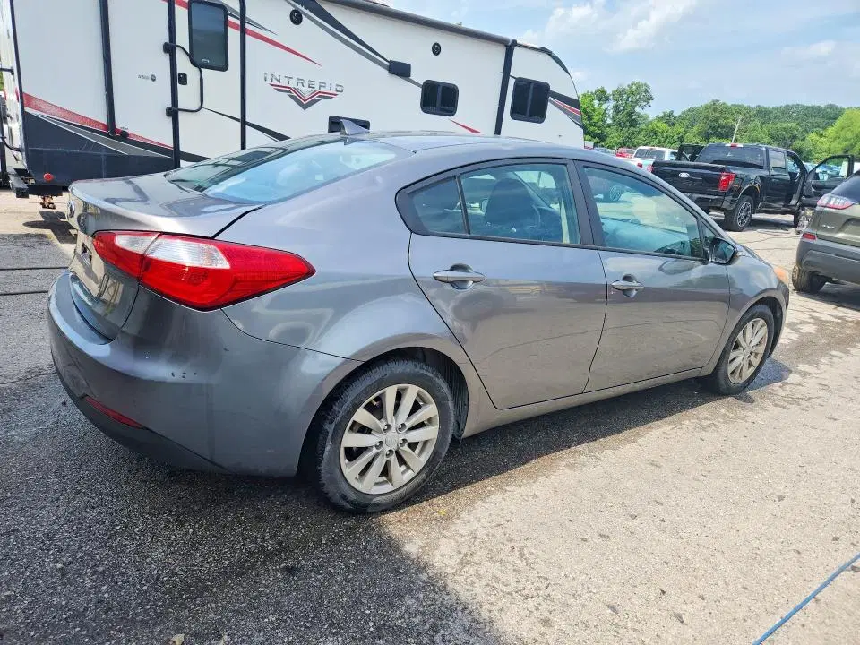 2016 KIA FORTE VIN KNAFX4A6XG5508843 фото 3