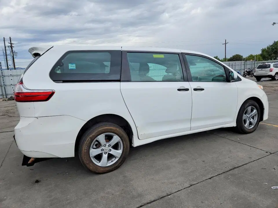 2018 Toyota Sienna VIN 5TDZZ3DCXJS948696 фото 3